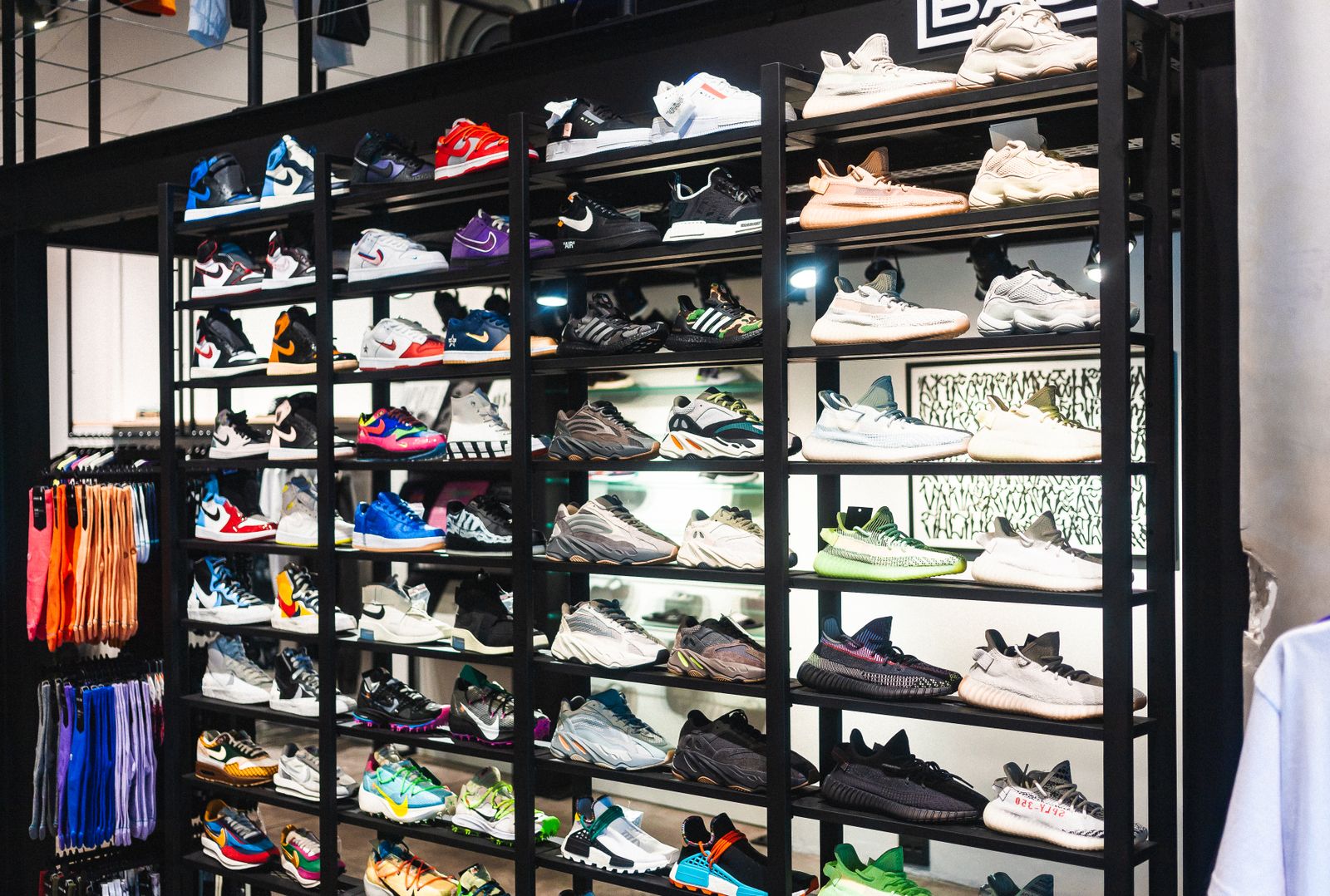 Zapatillas de marca ordenadas en las estanterías de una tienda.