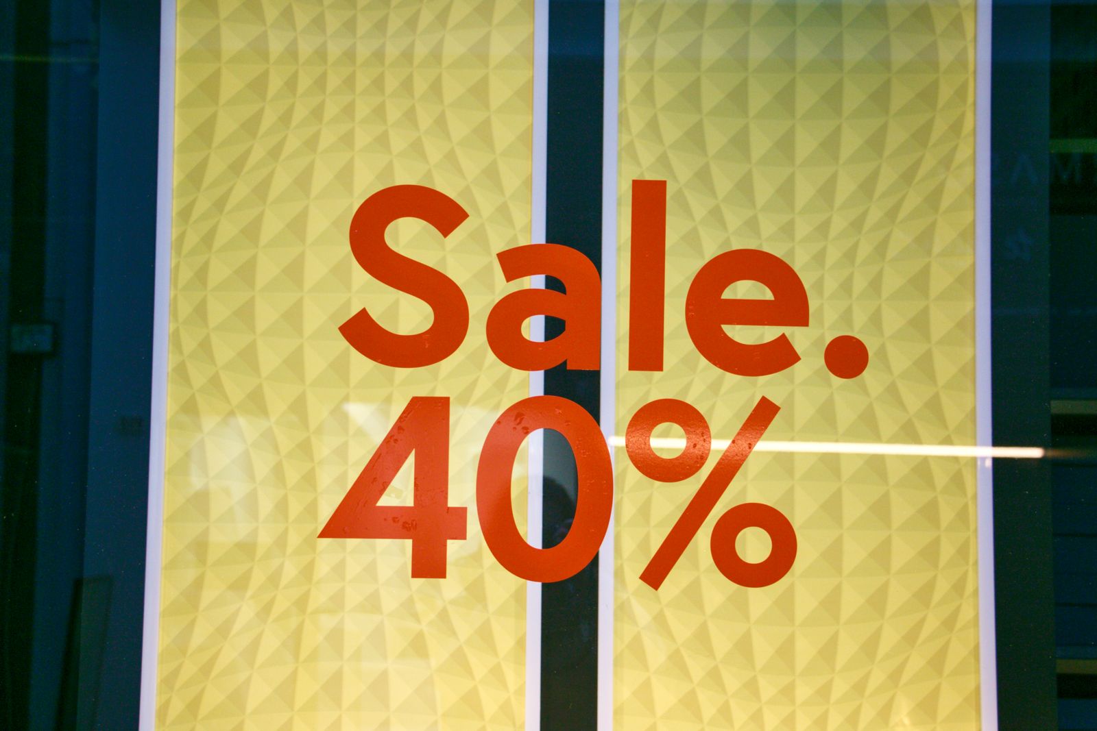 Cartel de descuento del 40 por ciento en el escaparate de una tienda.